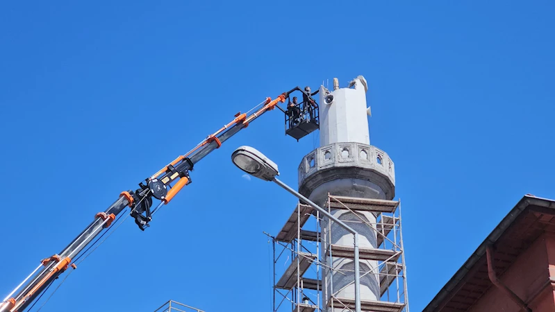 Zonguldak’ta caminin hasarlı ve dayanıksız çıkan minaresi yıkılıyor