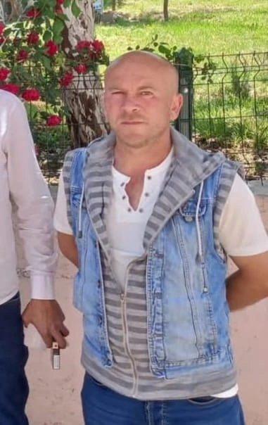 Kamyondan boşaltmaya çalıştığı tomrukların altında kalıp öldü