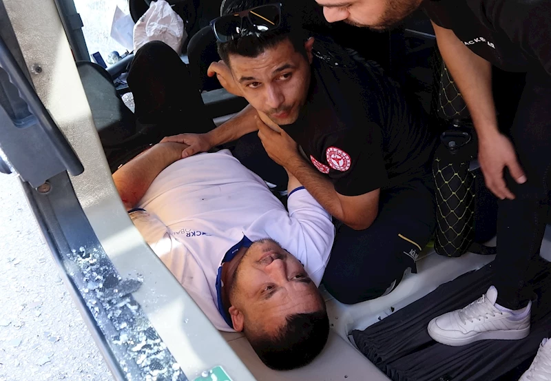 Antalya- Sağlık görevlisi ile itfaiye eri, yaralı sürücünün elini bırakmadı /Video eklendi 