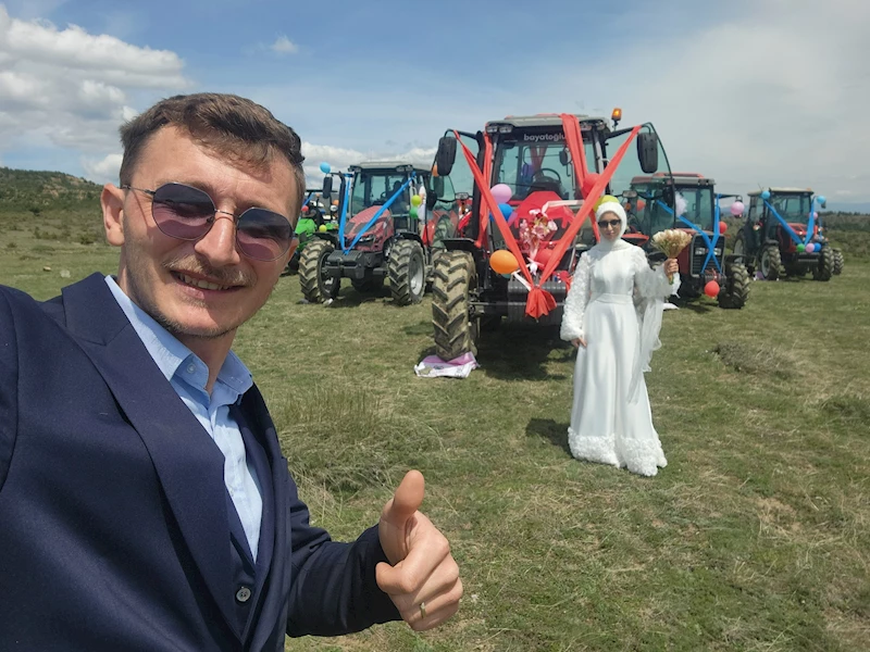 Traktör konvoylu düğün