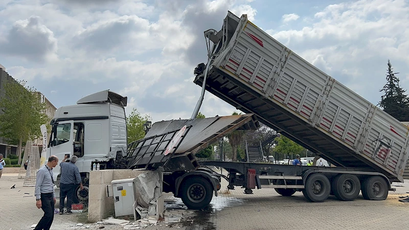 TIR’ın açılan dorsesi üst geçidi parçaladı