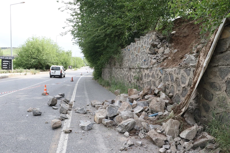 Diyarbakır’da yol kenarındaki istinat duvarında kısmi çökme
