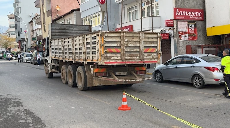 Karabük - Yolun karşısına geçerken kamyonun çarptığı kadın öldü /Video eklendi 