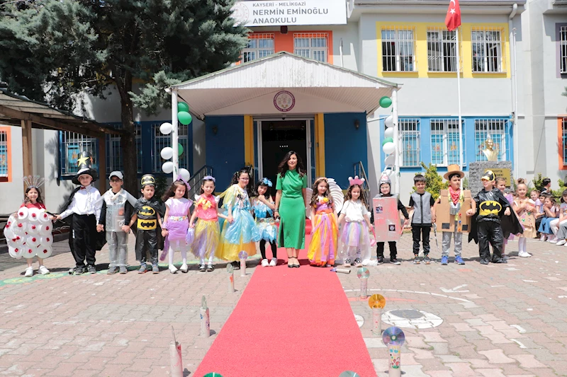 Minikler atıklardan kıyafet hazırlayıp, defile yaptı 