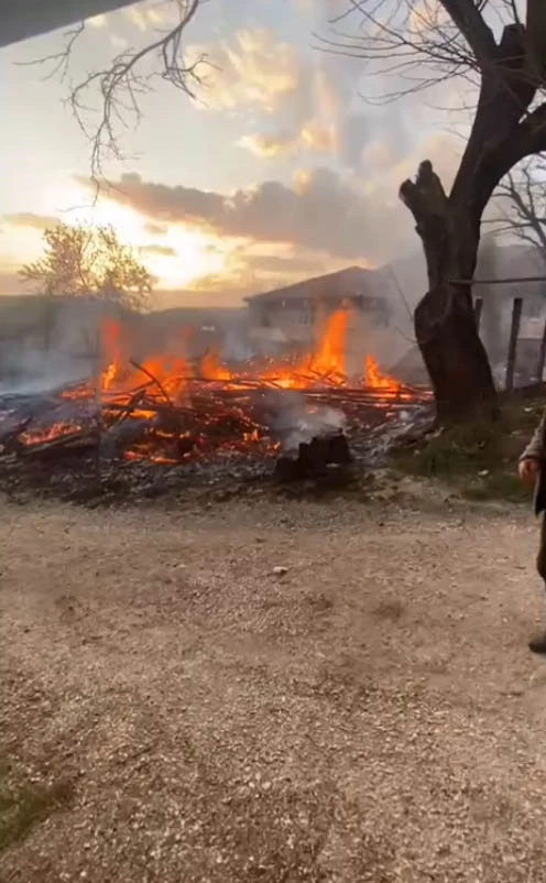 Evde çıkan yangın, traktöre sıçradı