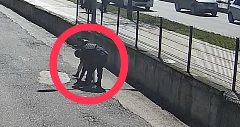 Jandarma, nefes borusuna yiyecek kaçan çocuğu 