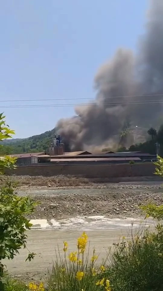 Fabrikada çıkan yangında yemekhane kullanılamaz hale geldi