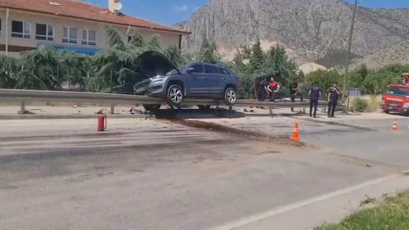 Otomobil, bariyere asılı kaldı: 1 yaralı