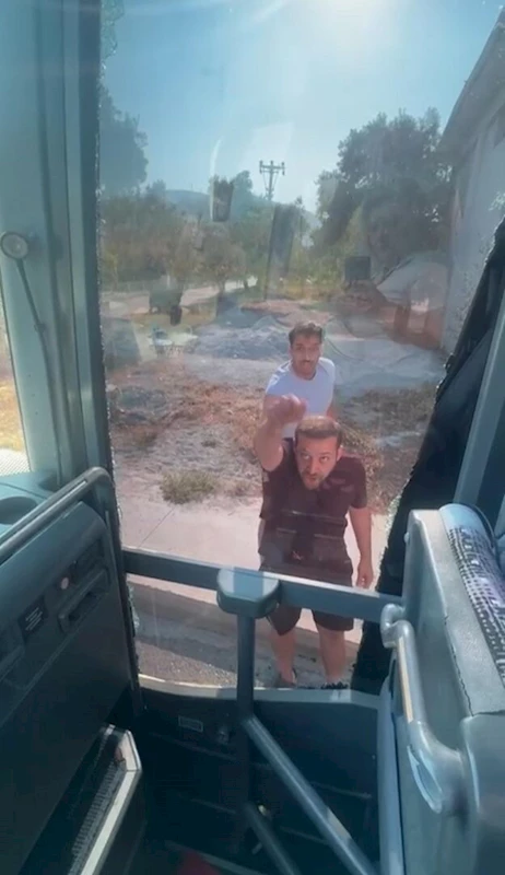 Turistlerin taşındığı otobüsün önünü kesip, şoföre taşla saldırdılar; o anlar kamerada