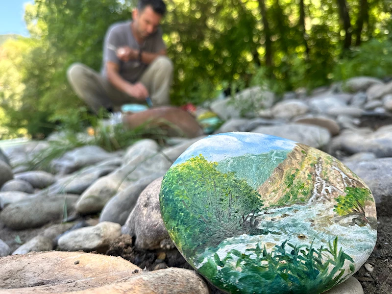 Tunceli- Munzur Vadisi’nden özenle topladığı taşlar, tuvali oldu /Video eklendi 