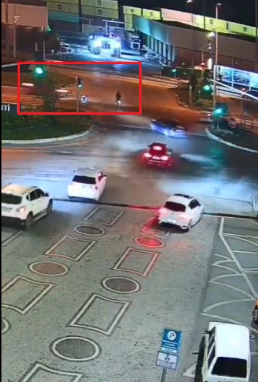 Otomobilin çarptığı motosikletli yaralandı; kaza kamerada 
