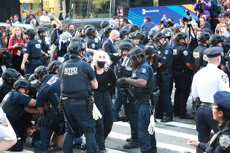 New York’ta, düzensiz göçmenlere destek için düzenlenen protestolarda 65 kişi gözaltına alındı