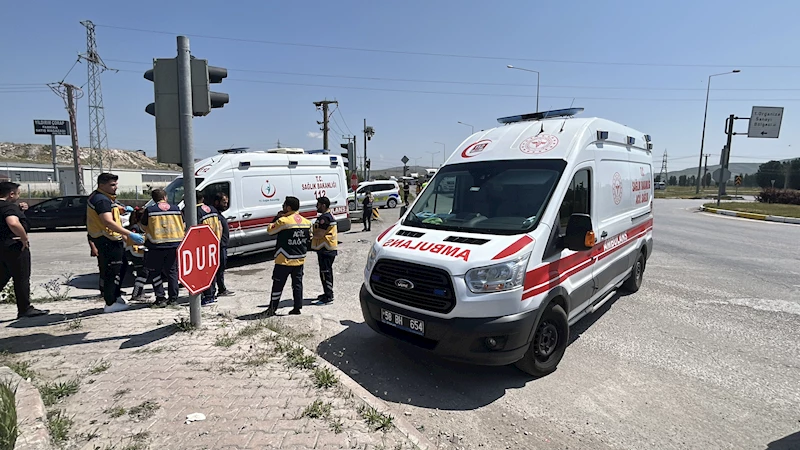 Hasta taşıyan ambulansla otomobil çarpıştı: 2