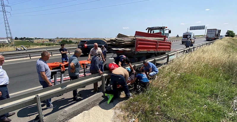 TIR, traktör çarpıştı; 2 yaralı