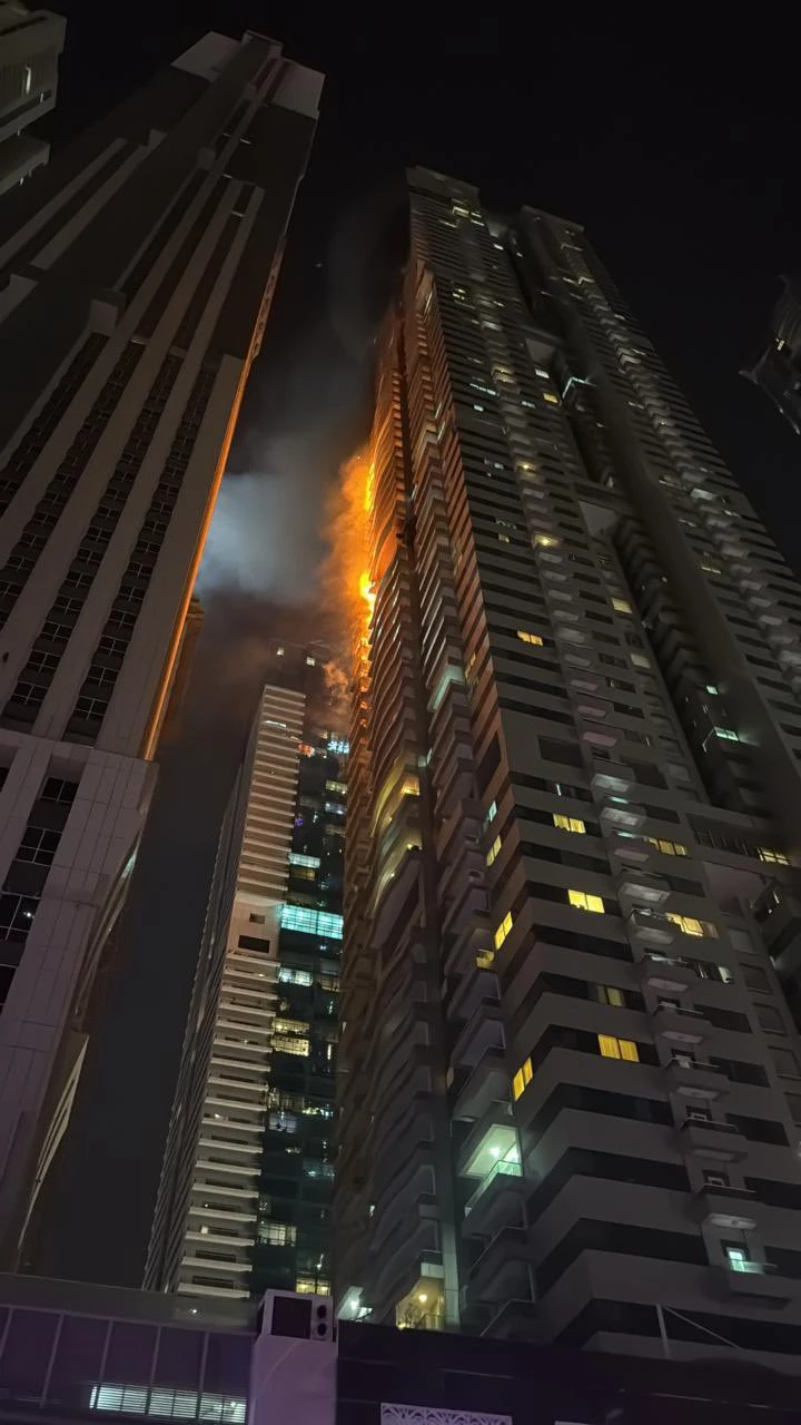 Dubai’de 67 katlı gökdelende yangın çıktı / Video eklendi