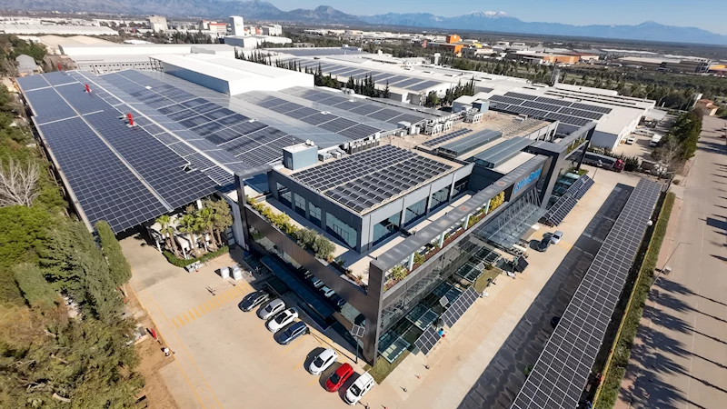 Bu fabrikaların çatıları elektrik üretiyor