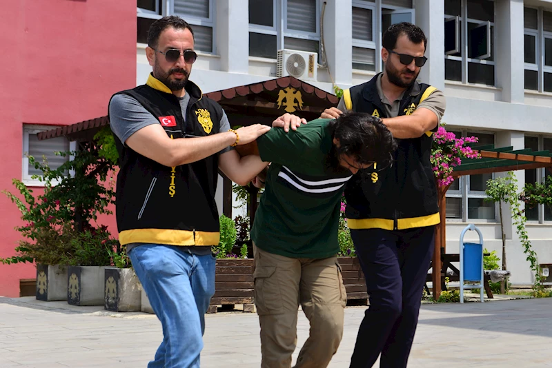 Otoyol kenarında 2 genci dövdü, 