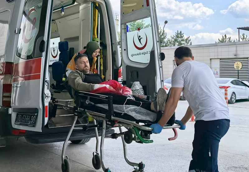 Ağaç keserken motorlu testere ile elinden yaralandı