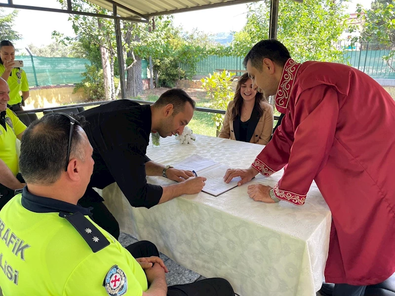 Nikahları görev yaptıkları bölge trafik istasyonunda kıyıldı