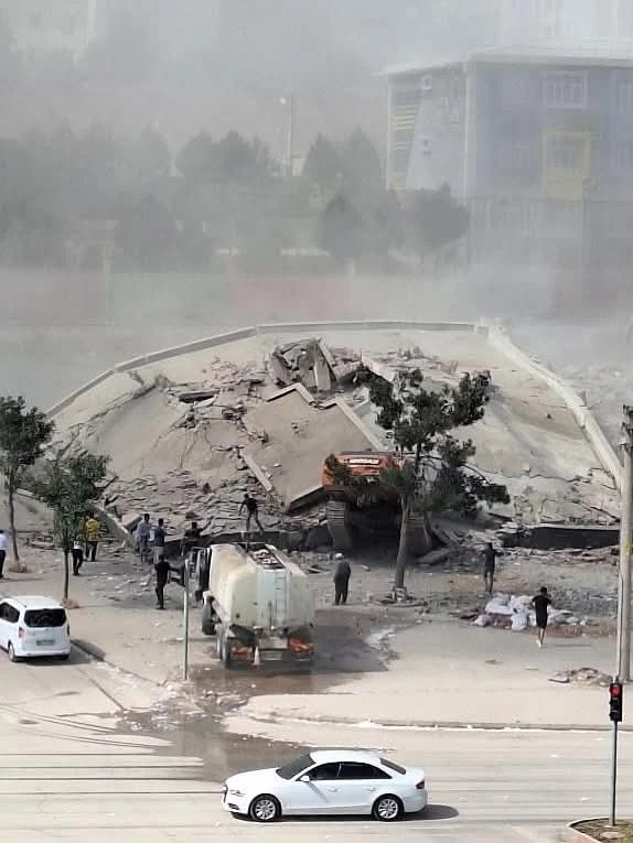 İş makinesi operatörü, yıktığı binanın altında kaldı/Ek fotoğraflar