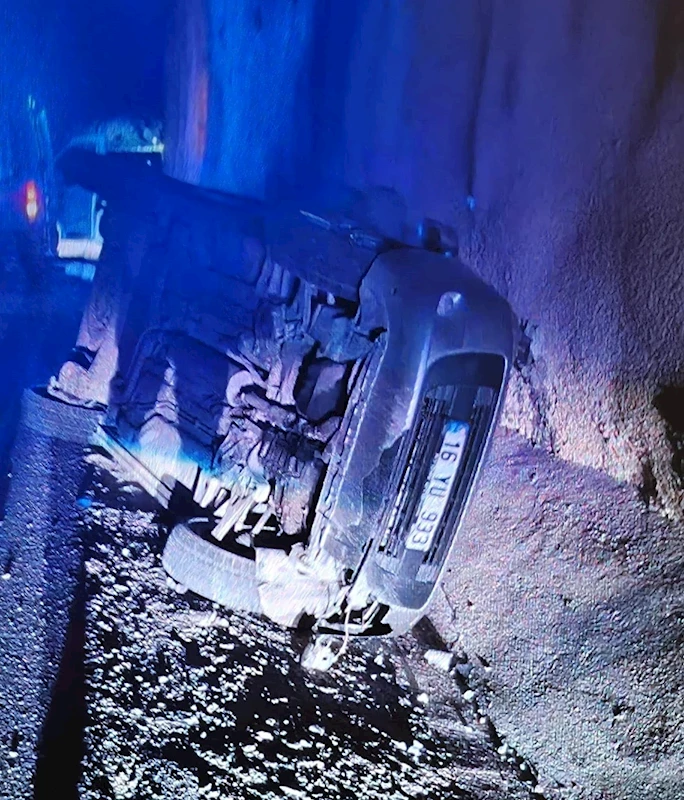 Otomobil su kanalına düşüp, istinat duvarına çarptı; 2 yaralı