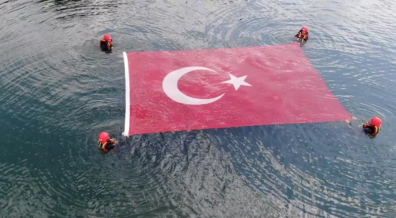 Gölde Türk bayrağı açıp, Jandarma