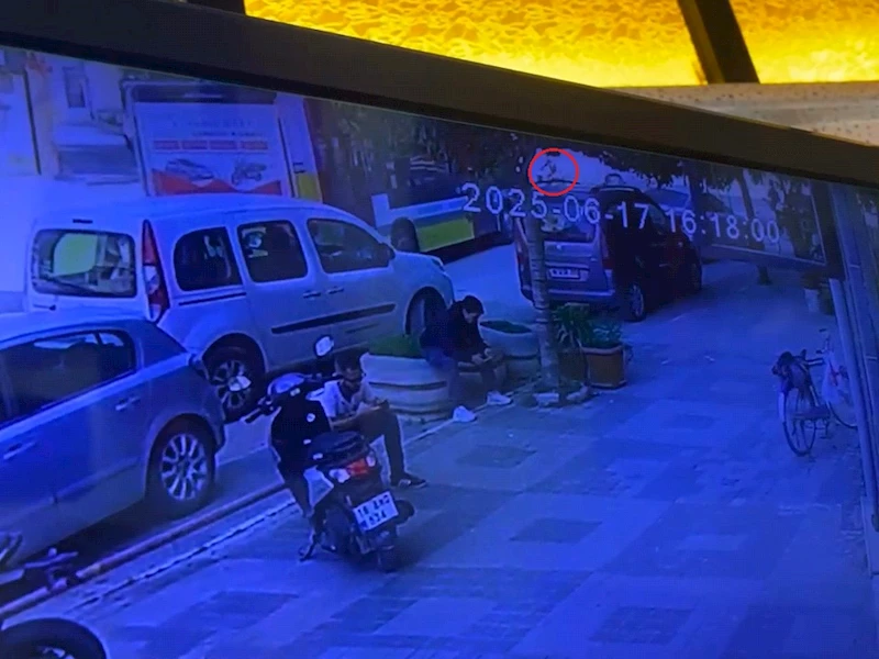 Özel halk otobüsü ile çarpışan motosikletin sürücüsü yaralandı; kaza kamerada