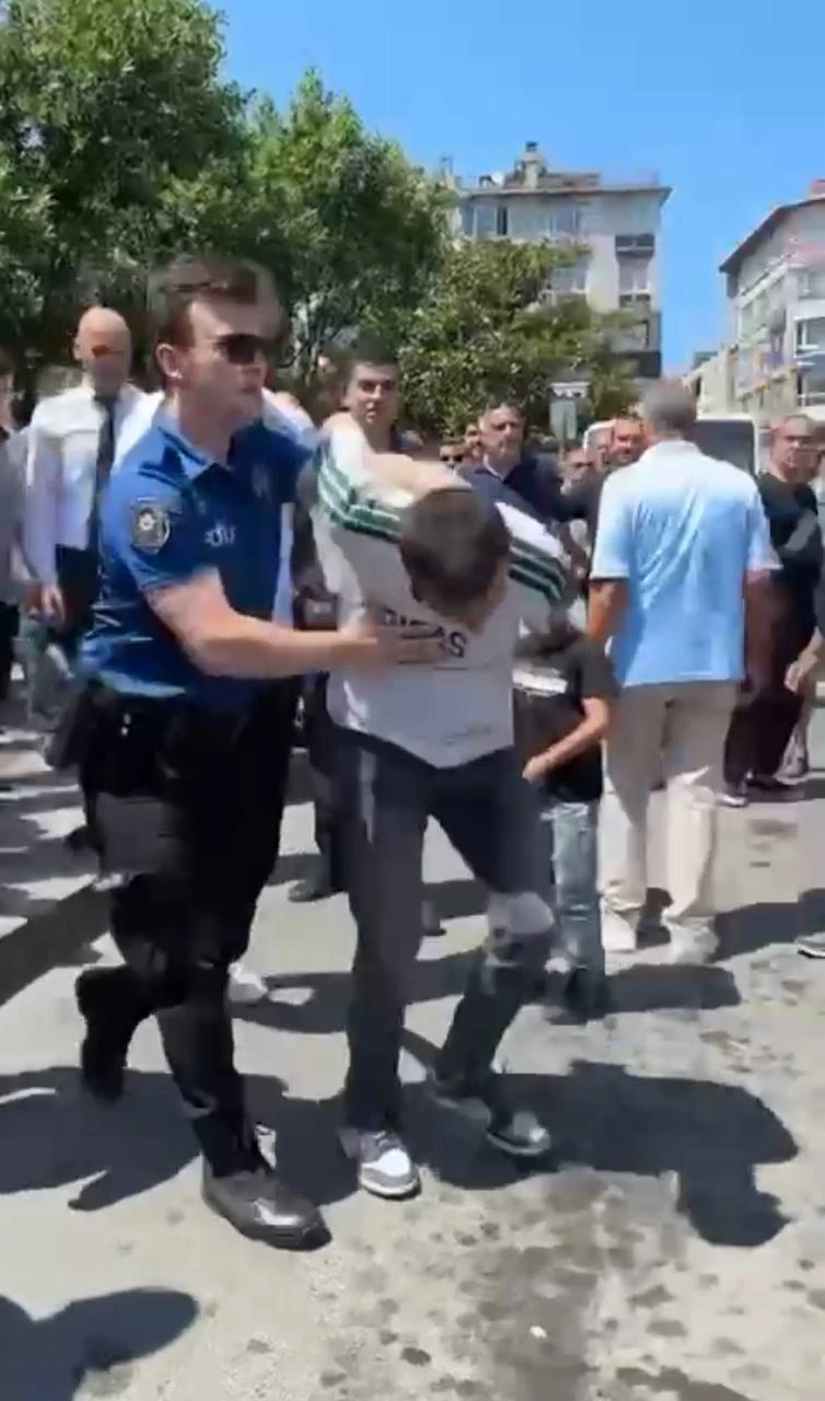 İstanbul - Bakırköy’de hastane bahçesinde silahlı saldırıya uğrayan kişi ağır yaralandı