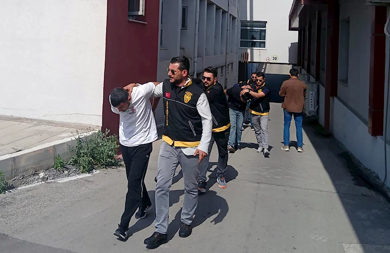 Husumetlisi zannedip, kapıda bekleyen kardeşi öldürdü