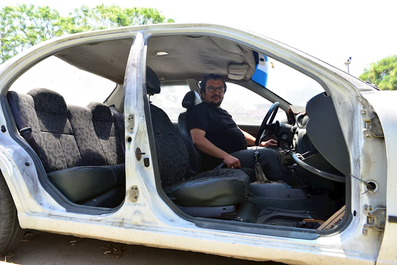 Oto tamirciye bırakılan otomobilin kapılarını çalıp, kendi aracına taktı