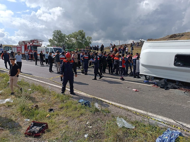 Cenazeden dönenleri taşıyan midibüs yan yattı; 2 ölü, 27 yaralı