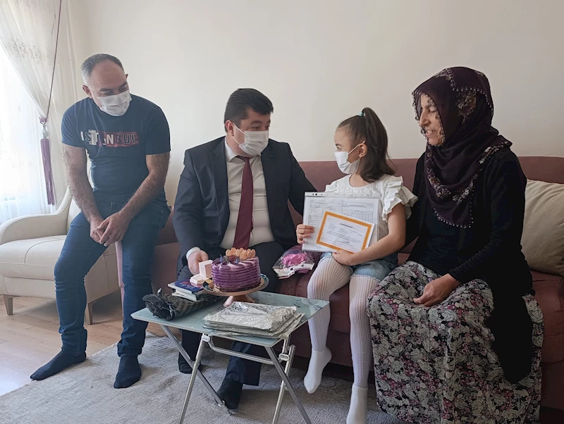 Annesinin karaciğeriyle hayata tutunan Hayrünnisa’nın karnesi, evinde verildi