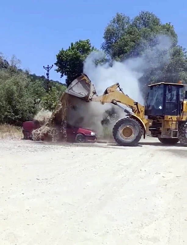 Park halindeyken alev alan otomobildeki yangın, iş makinesiyle dökülen suyla söndürüldü