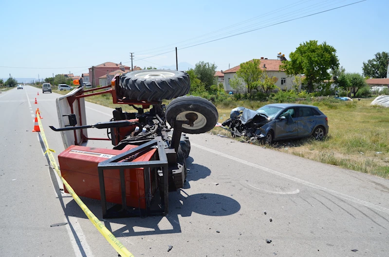 Traktör ile otomobil çarpıştı: 2