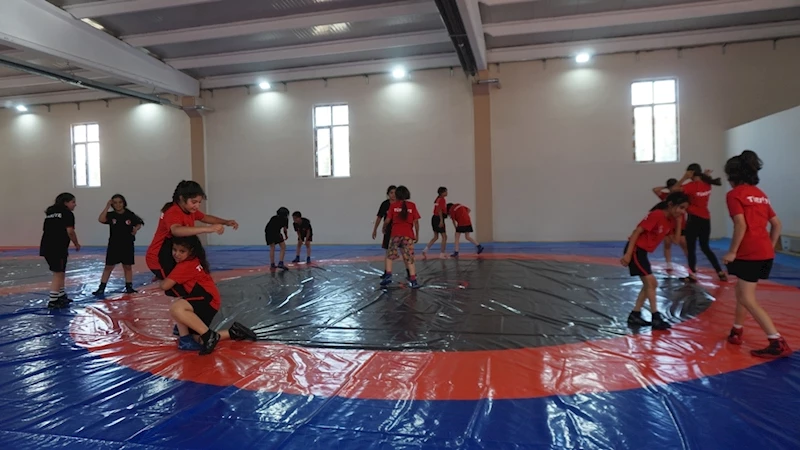 Siirtli güreşçiler, takım halinde Türkiye şampiyonu oldu