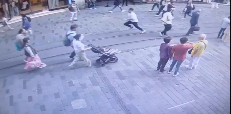 İstanbul - Taksim’de 68 suçtan aranan şüphelinin kovalamaca sonucu yakalandığı anlar kamerada 