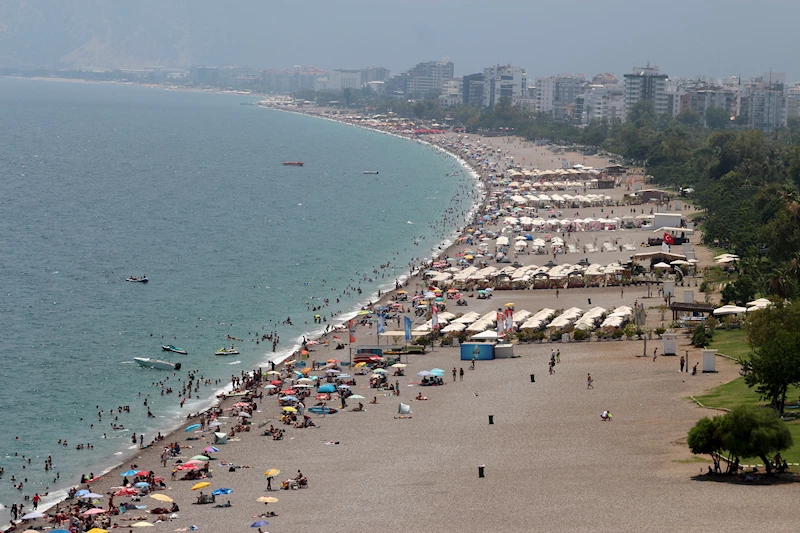 YKS sonrası Konyaaltı Sahili