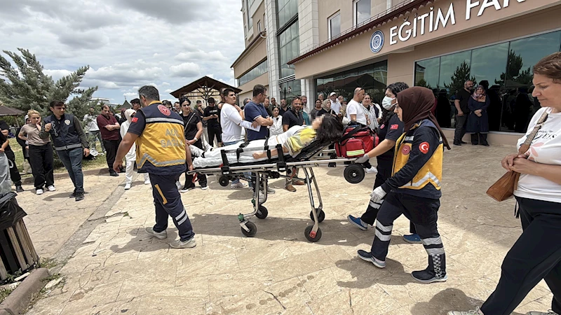 Sınavda baygınlık geçiren öğrenciye ambulansta müdahale edildi