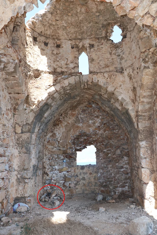 Tarihi kilisenin taşlarını söküp, bölgede mangal yapmışlar