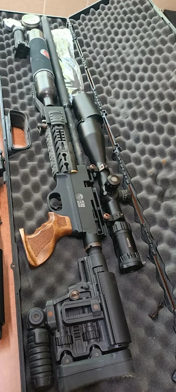 Evinden keskin nişancı tüfeği ve silahlar çıktı; serbest bırakıldı