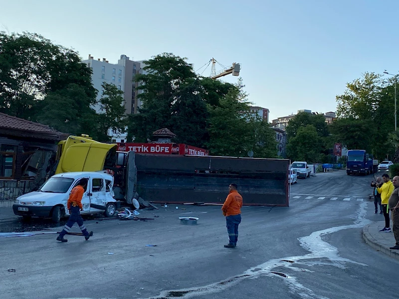 Devrilen TIR, parktaki eve çarptı; şoför yaralı