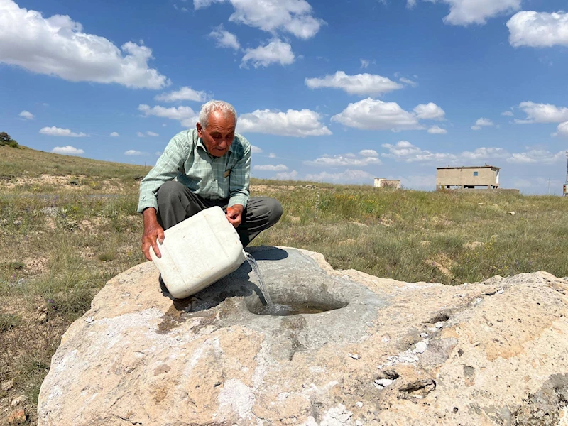 Yabani hayvanlar için yaptığı yalaklara yıllardır traktörle su taşıyor