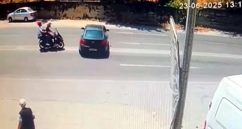 Motosiklet ile otomobil çarpıştı, 2 yaralı; kaza kamerada