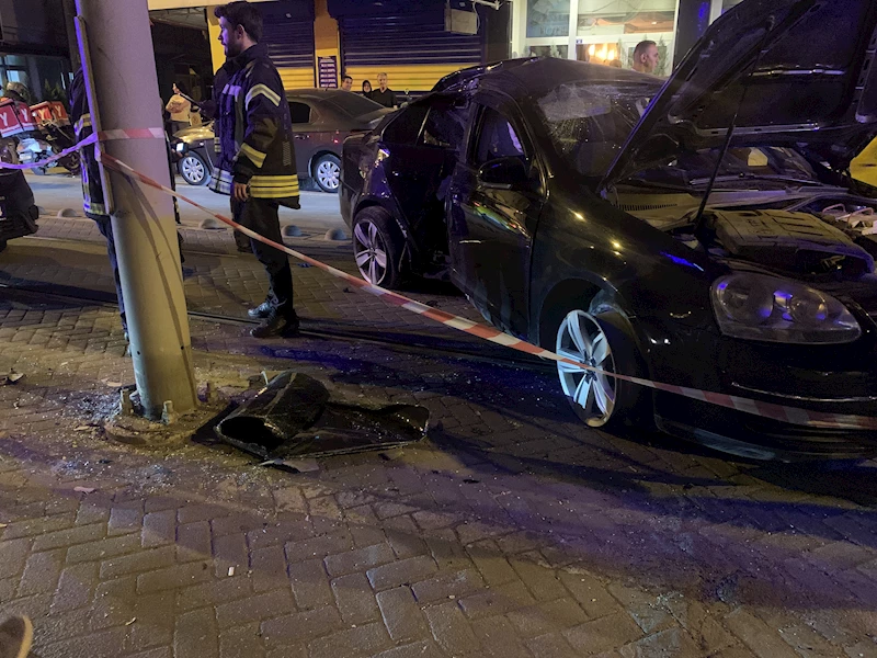 Alkollü sürücü tramvay yoluna çıkıp, direğe çarptı: 2 yaralı