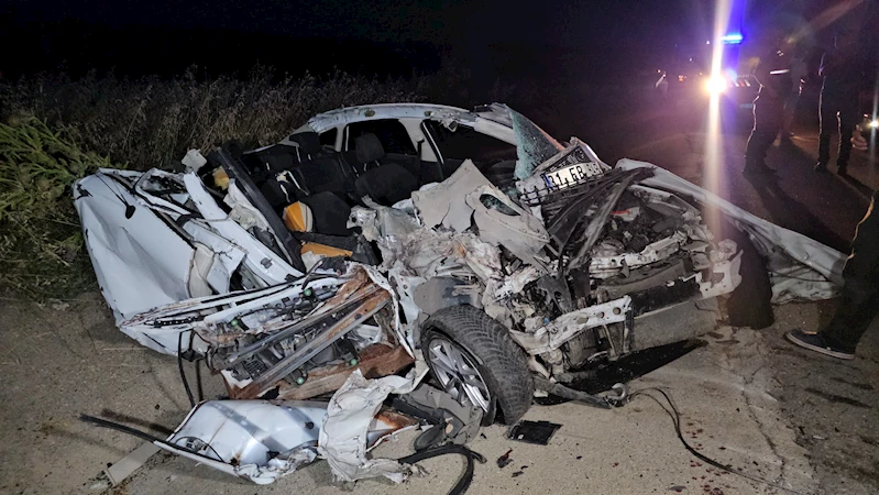 Yolda park halindeki TIR’a çarpan otomobilin sürücüsü yaralandı