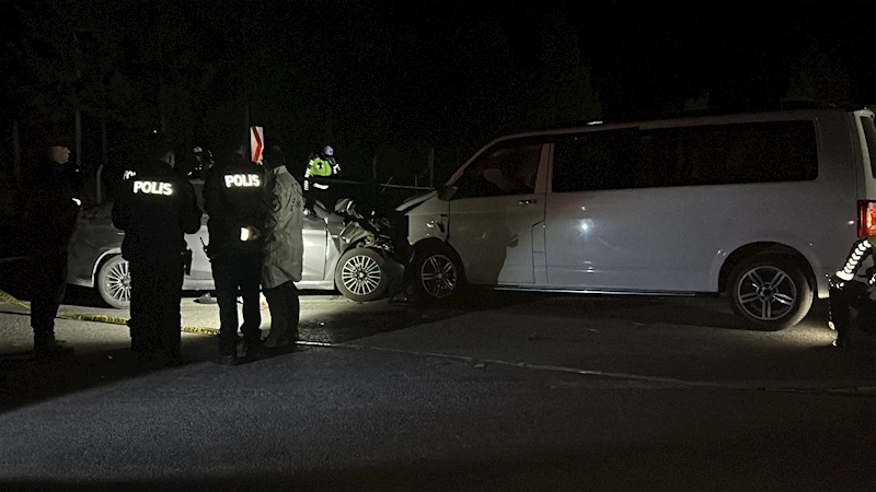 Ters şeride giren minibüs, otomobille çarpıştı: 1 ölü, 8 yaralı