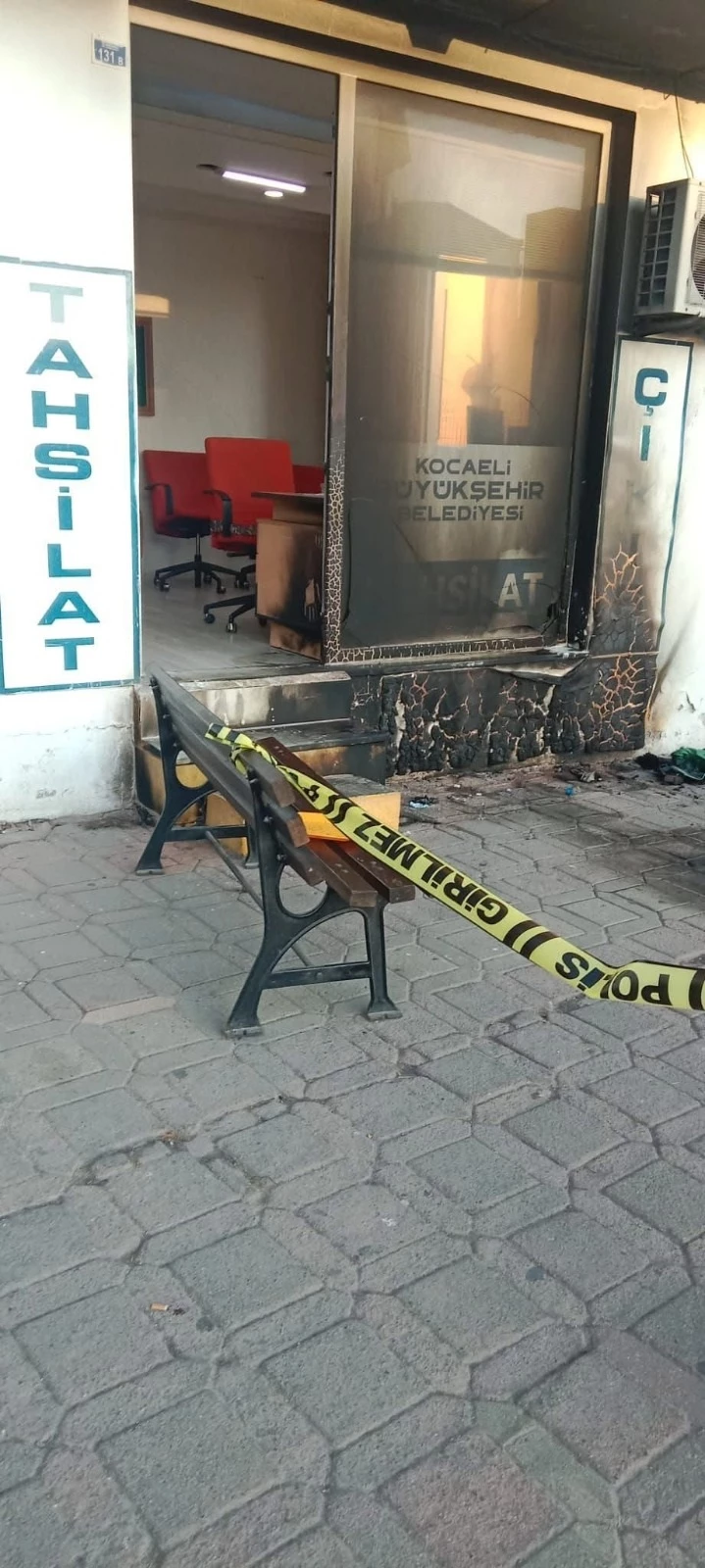 Belediyenin tahsilat ofisini benzin dökerek yaktılar