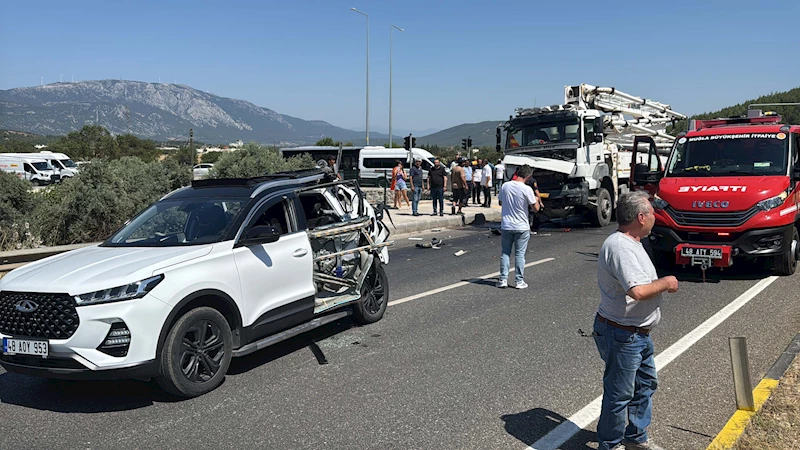 Beton mikseri otomobile çarptı; 2