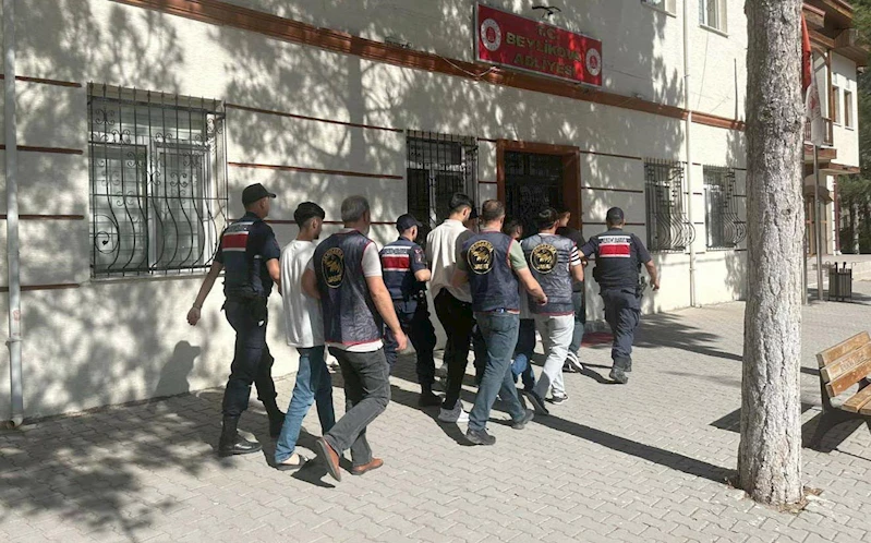 Kendilerini bankacı olarak tanıtıp, 144 bin lira dolandırdılar; 4 tutuklama