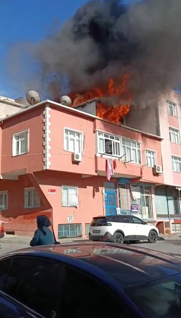 İstanbul - Bağcılar’da 2 katlı binanın çatısı alev alev yandı